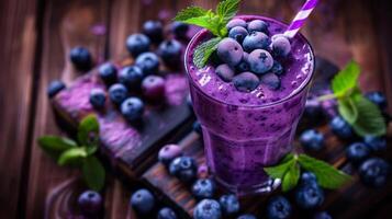 frullato con mirtillo su di legno sfondo, il bellissimo viola colore di il mirtillo liscio foto