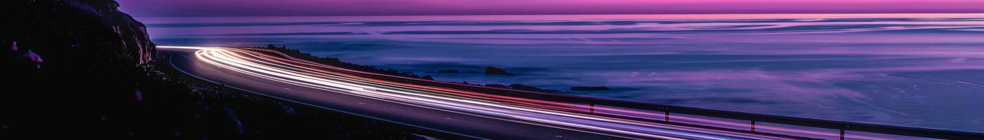 un' autostrada con un' lungo linea di macchine e un' bellissimo oceano nel il sfondo foto