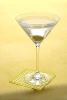 Vodka Martini, bevanda con Vodka, asciutto Martini e un oliva nel il bicchiere foto