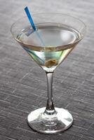 asciutto Martini, classico bevanda con Gin, asciutto vermut e Limone sbucciare foto