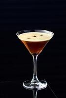 caffè espresso Martini, bevanda con caffè, Vodka, caffè liquore e ghiaccio foto