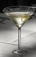 Lillet bianco, bevanda con Tonico acqua, Lillet bianco, mandarino sciroppo, disidratato fragola e menta foto