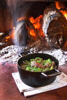 mine Gerais cucina piatto vicino il legna stufa dove esso era fatto foto