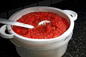 pomodoro salsa preparato per Pizza produzione foto