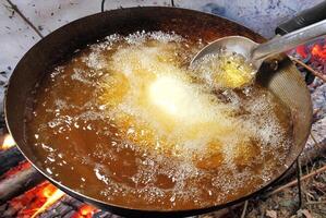 fogazza essere fritte nel un' padella con caldo olio foto