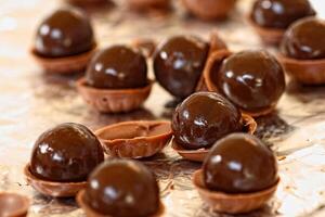 cioccolato brigadeiros essere assemblato nel il modulo di biscotti foto