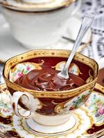 cioccolato crema nel sofisticato tazza su il tavolo foto