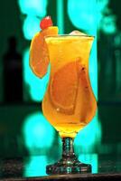 b4, non alcolico bevanda con energia, arancia succo e ghiaccio foto