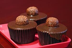 delizioso cioccolato cupcakes con cioccolato Brigadeiro foto