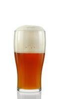 bicchiere di americano pallido ale birra su bianca sfondo foto