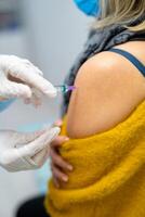 infezione professionale scientifico vaccinazione. medico specialista coronavirus vaccinazione. foto