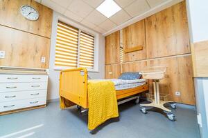 ospedale camera con letto. confortevole medico attrezzata Camera nel un' moderno Ospedale. avvicinamento. foto