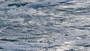 onde spumeggianti scure del mare in tempesta, sfondo foto