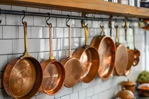 rame pentole sospeso su un' moderno cucina cremagliera foto