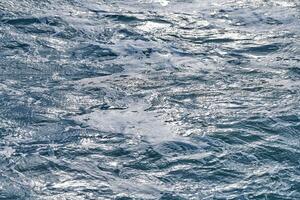 onde spumeggianti scure del mare in tempesta, sfondo foto