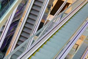 incrociato scale mobili nel shopping centro foto