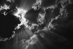 drammatico nero e bianca Cloudscape con di sole raggi foto