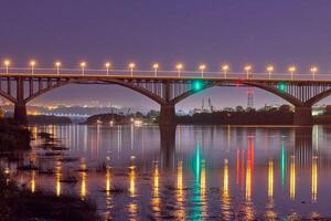 illuminazione notturna del ponte della città foto