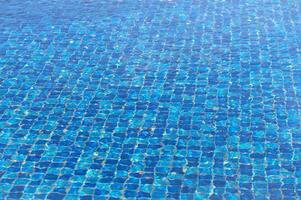 bellissimo sole riflessi di acqua nel il piscina. blu acqua. sfondo. puro acqua.2 foto
