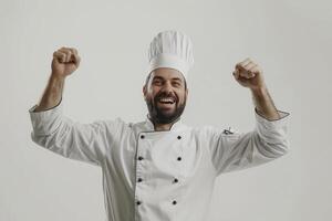 ritratto di un' contento capocuoco sorridente a telecamera, bianca sfondo foto