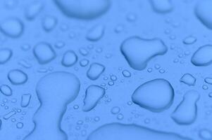 gocce di pioggia su il finestra. blu tono 2 foto