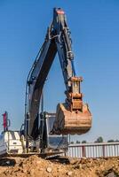 vicino su dettagli di industriale scavatrice Lavorando su costruzione luogo 7 foto