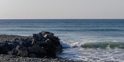 costa mediterraneo mare spiaggia onde nel inverno 1 foto