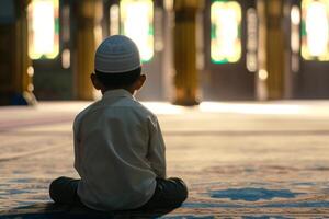 foto indietro Visualizza di asiatico musulmano ragazzo con berretto preghiere