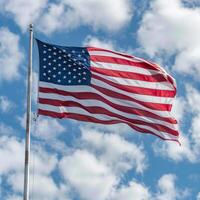 americano bandiera soffiaggio nel il vento sfondo foto