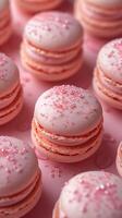 elegante rosa macarons cosparso con zucchero cristalli su un' morbido rosa sfondo foto