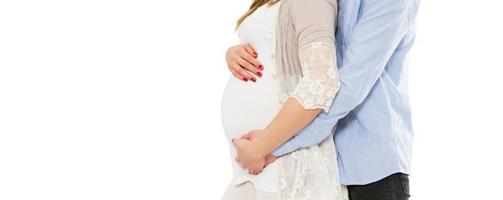 concetto di gravidanza, aspettando un bambino, amore, cura - immagine ritagliata della giovane donna incinta e suo marito foto