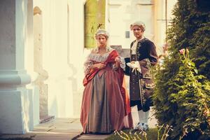 ritratto di bionda donna e uomo vestito nel storico barocco Abiti foto