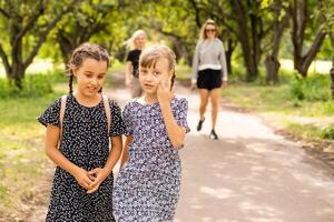 di base scuola studenti attraversamento il strada foto