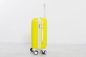 valigia isolato su sfondo bianco .vacanze estive. valigia o borsa da viaggio. modello. copia spazio. modello. vuoto.
