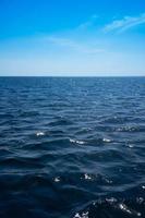 paesaggio marino verticale con superficie dell'acqua foto