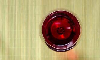 rosso vino nel un' vino bicchiere. il superiore Visualizza foto