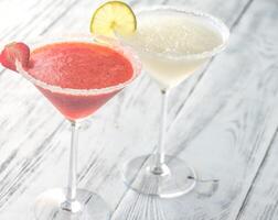 bicchieri di lime e fragola Margherita cocktail foto