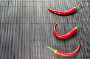 rosso caldo chili peperoni su bambù tovagliolo foto