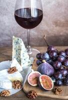 rosso vino con Camembert, fichi e uva foto