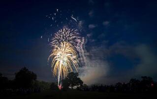 persone che guardano i fuochi d'artificio in onore del giorno dell'indipendenza foto