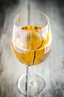 bicchiere di vino con bianca vino foto