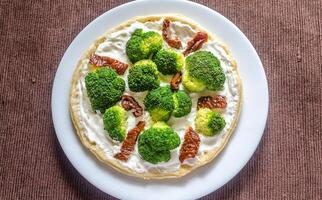 quiche con broccoli e sole secco pomodori foto