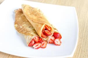 crepes con fresco fragole foto