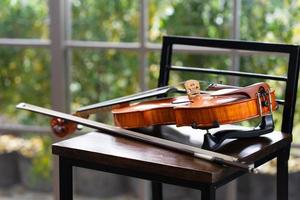 primo piano del violino sulla sedia foto