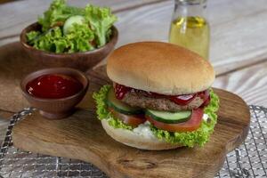 delizioso fresco carne hamburger con pomodoro salsa. foto