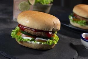 delizioso fresco carne hamburger con pomodoro salsa. foto