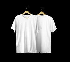 magliette bianche a maniche corte per mockup. t-shirt semplice con sfondo nero per l'anteprima del design. t-shirt vista frontale e posteriore su appendiabiti per esposizione. foto