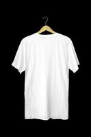 magliette bianche a maniche corte per mockup. t-shirt semplice con sfondo nero per l'anteprima del design. t-shirt su appendiabiti per esposizione.
