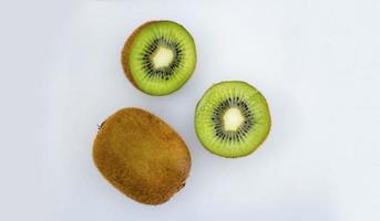 fette di kiwi disposte per essere fotografate. oggetto di frutta fresca per pubblicità e promozione di sfondo. adatto per la campagna.