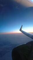 aereo ala, aereo volante nel il cielo, orizzonte, chiaro cielo, alba, tramonto foto